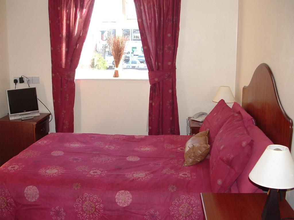 The Waverley Hotel Крю Екстериор снимка
