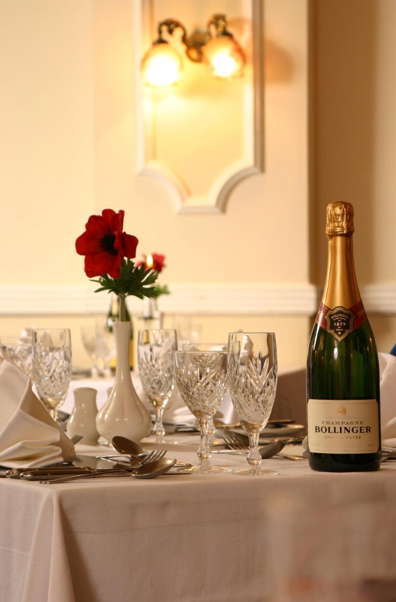 The Waverley Hotel Крю Екстериор снимка