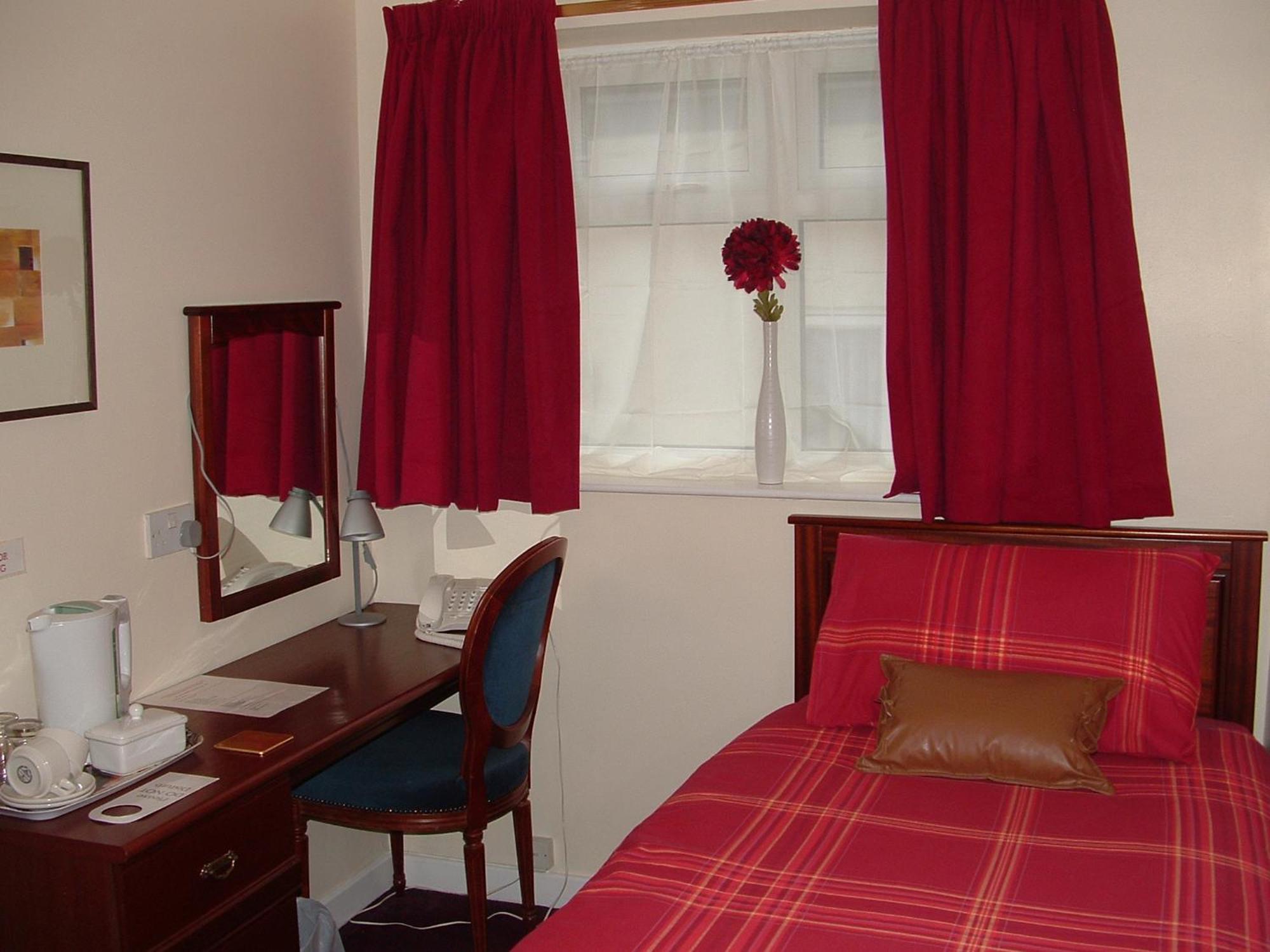 The Waverley Hotel Крю Екстериор снимка