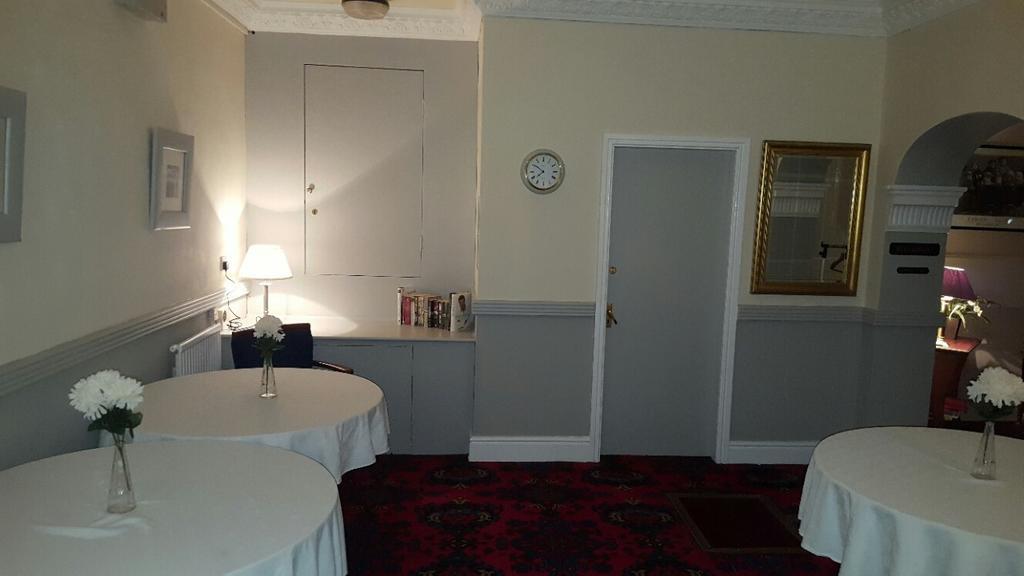 The Waverley Hotel Крю Екстериор снимка
