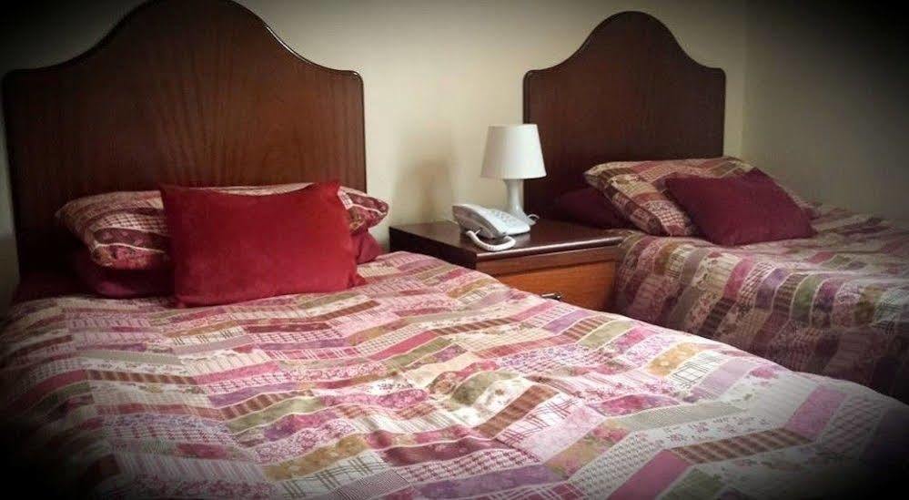 The Waverley Hotel Крю Екстериор снимка